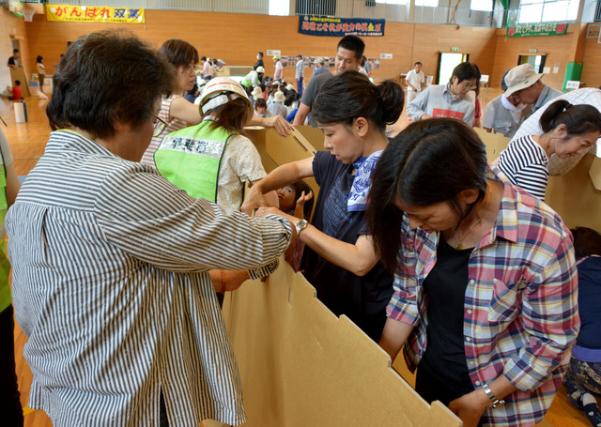 双葉中学校の体育館にて甲斐市総合防災訓練に参加者がダンボールパーテーションを作っている写真